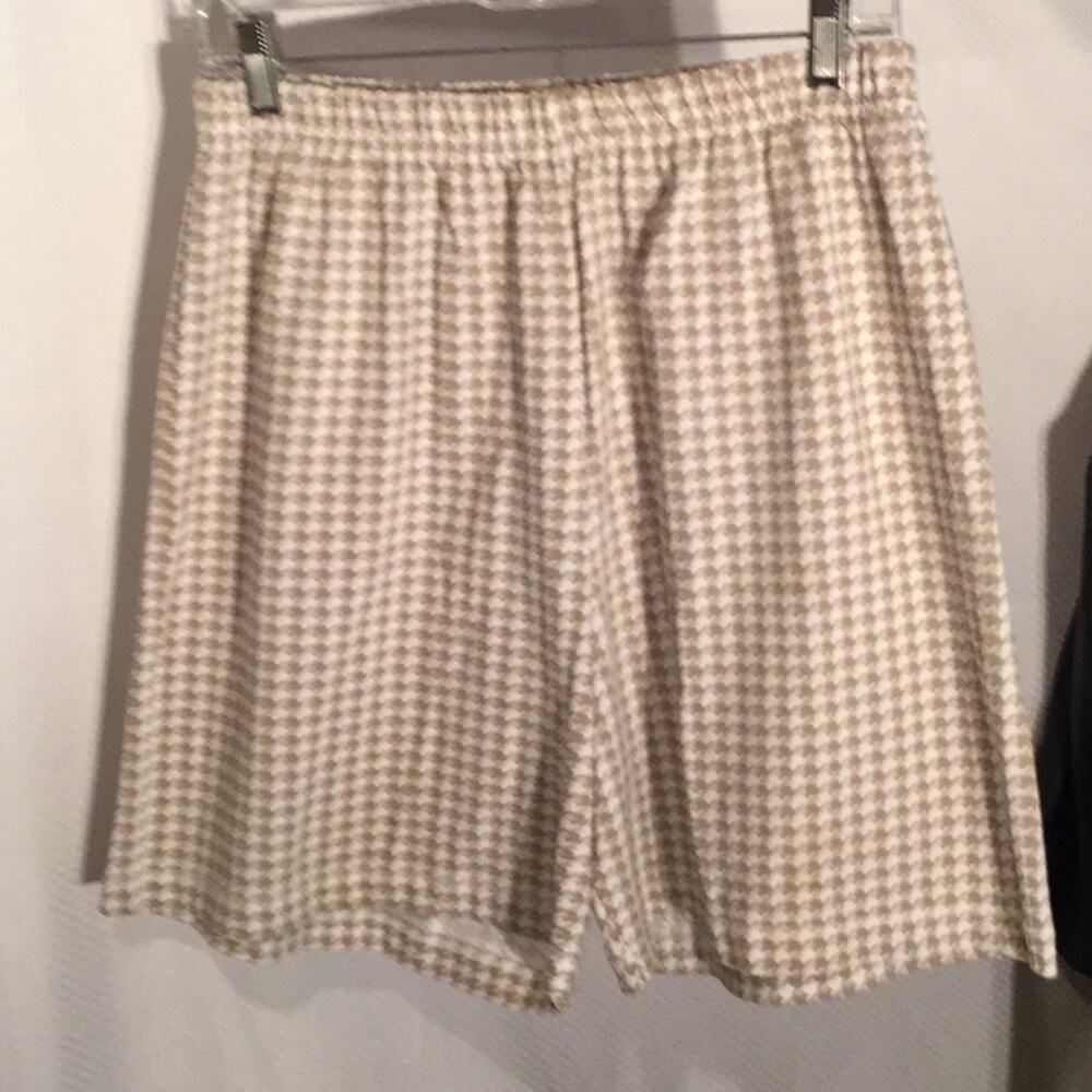 White tan herringbone pullon style knit short EUC